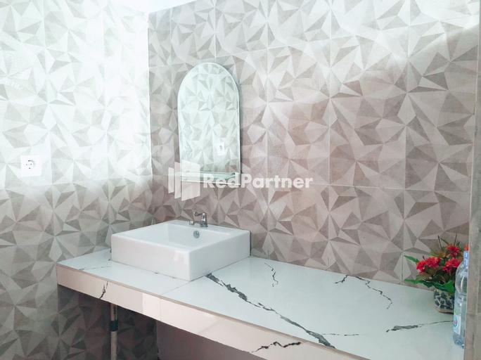 Bathroom 4, Wisma Suci Syariah Polewali Mandar RedPartner, Polewali Mandar
