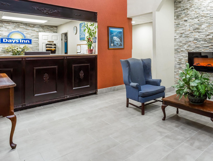 Public Area 2, Days Inn by Wyndham Hendersonville, Henderson