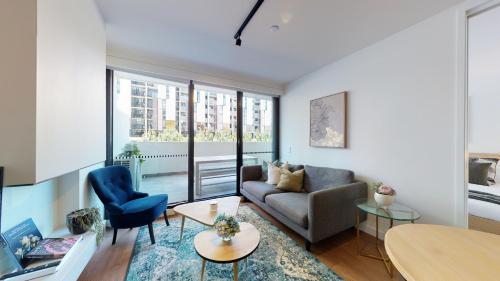 Modern Chic Claremont - 2 bedroom, 1 bathroom Sleeps 4 Balcony, Free Wi-Fi, Secure Car Park,Pet frie, Stonnington - Prahran