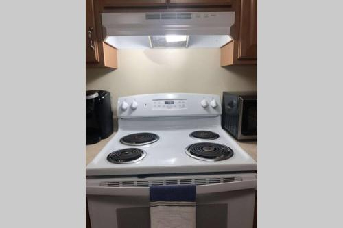 2 Bedroom Townhouse Close to Liberty and Downtown! Ideal for Long Term Stay!, Lynchburg
