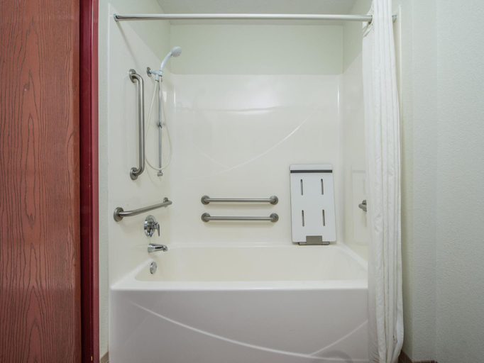 Bathroom 4, Super 8 by Wyndham Waterloo, Monroe