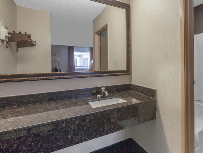Bathroom 5, Knights Inn - Forest Hill, TX, Tarrant