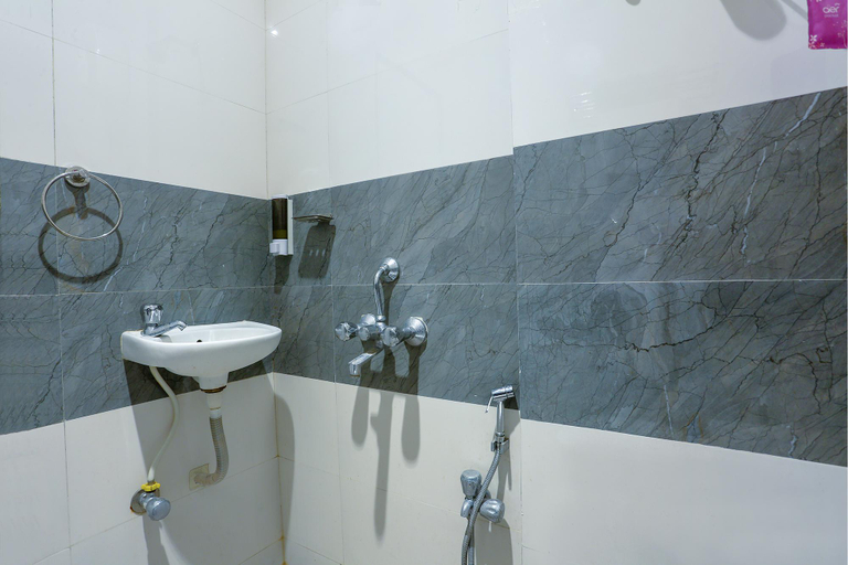 Bathroom 5, Hotel Elegance, Mumbai Suburban
