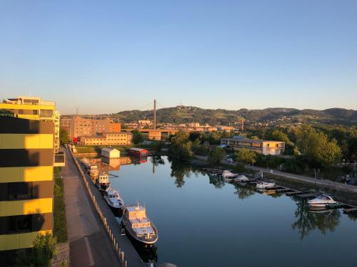 Luxuriose Designerwohnung mit Blick aufs Wasser, Linz