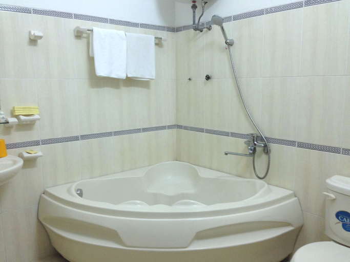 Bathroom, Nam Quang Dalat Hotel, Đà Lạt