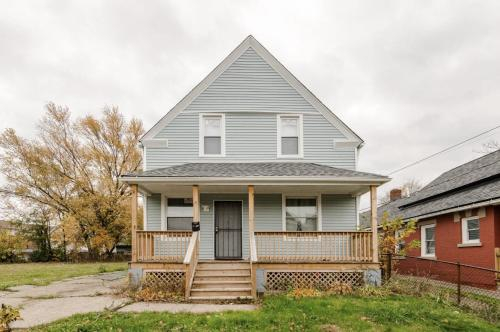 NOIR*Self-Check In* 3 BR* Parking* Kitchen* Smart TV, Cuyahoga
