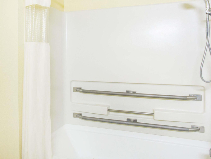 Bathroom 3, Super 8 by Wyndham Kingman, Mohave