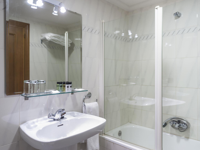Bathroom 3, Hotel Mercado Central [Salamanca], Salamanca