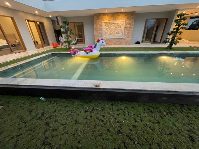 Sport & Beauty 5, GM Villa 4 BR & Pool @Canggu, Badung