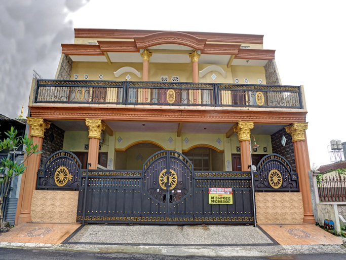 OYO 90318 Queen Nadine Guest House Syariah, Malang