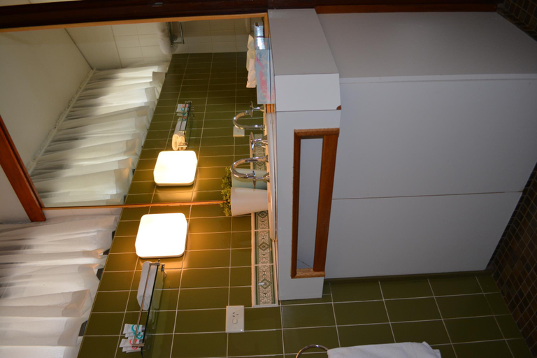 Bathroom 4, The Apple Inn, Tumut