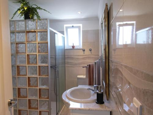 Bathroom, Toca do Lobo, Almada