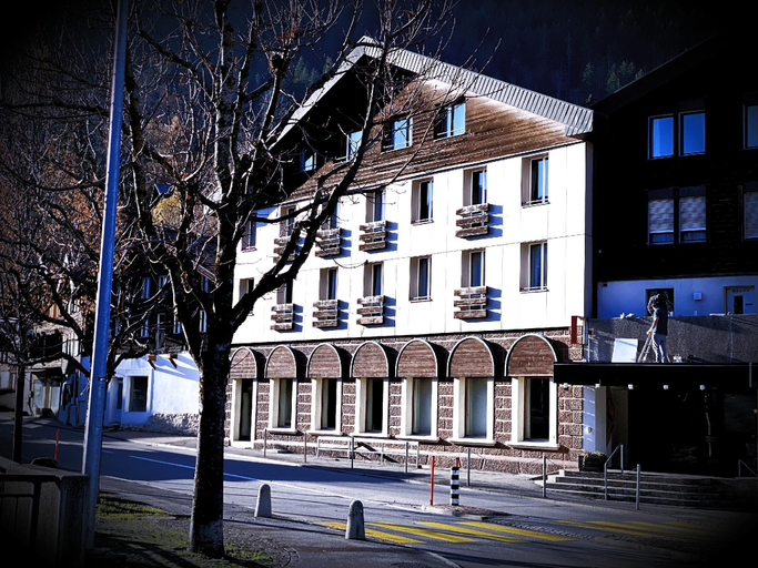 Others 5, Dinh Residence, Obersimmental