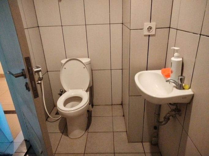 Bathroom 5, Comfy Studio Room at Grand Kamala Lagoon Apt by MSCN, Bekasi