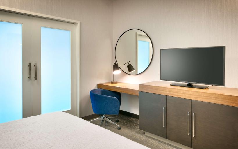 Bedroom, Hampton Inn & Suites Anaheim Convention Center, Orange