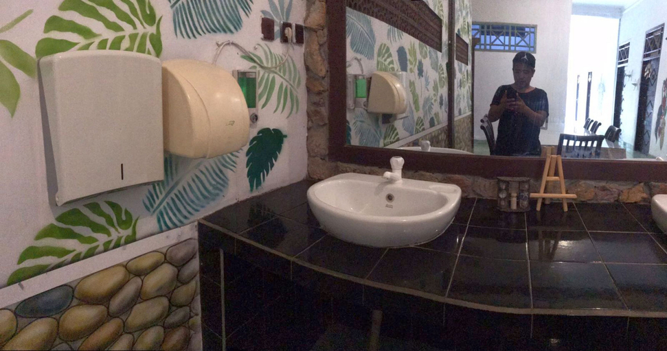 Bathroom 5, Ocean House Karimunjawa, Jepara