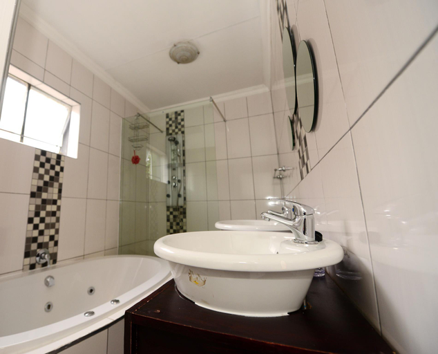 Bathroom 5, Corgi Guest House, City of Johannesburg