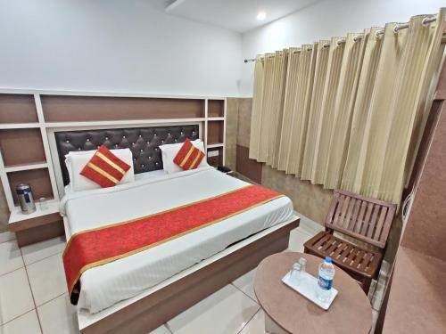 Royal Residency, Reasi