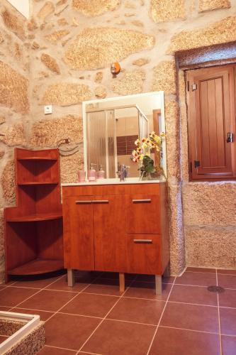 2 bedrooms house with furnished terrace and wifi at Fornos de Algodres 2 km away from the beach, Fornos de Algodres