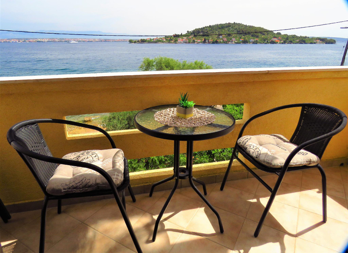 Others 4, Apartment for 5 persons, by the sea and with beautiful view, Preko
