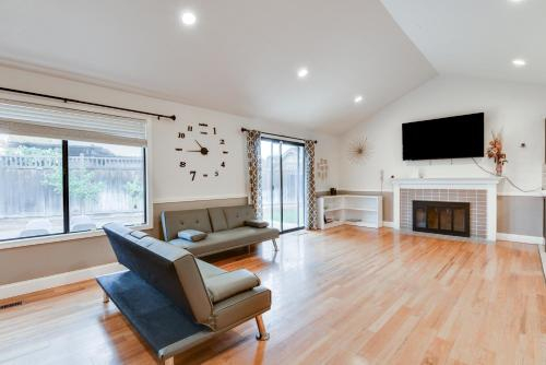Cheerful 4 BR Home with Huge Outdoor Space & Parking home, Alameda