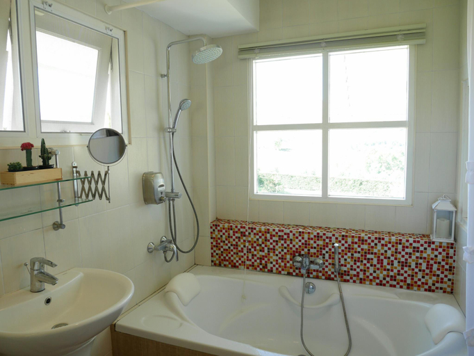 Bathroom 4, Misty English Cottage, Khao Kho