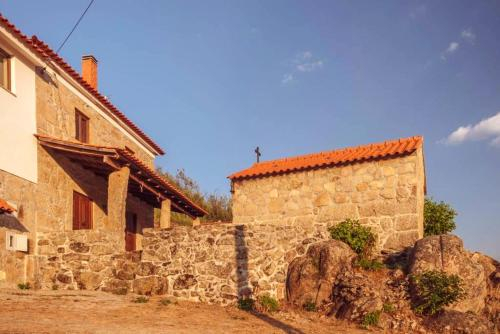 House with 2 bedrooms in Fornos de Algodres with wonderful mountain view furnished terrace and WiFi , Fornos de Algodres