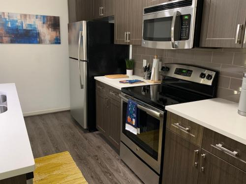 Elegant 1BR Retreat with Private Balcony in Emory Area Long Stays are Welcomed, DeKalb