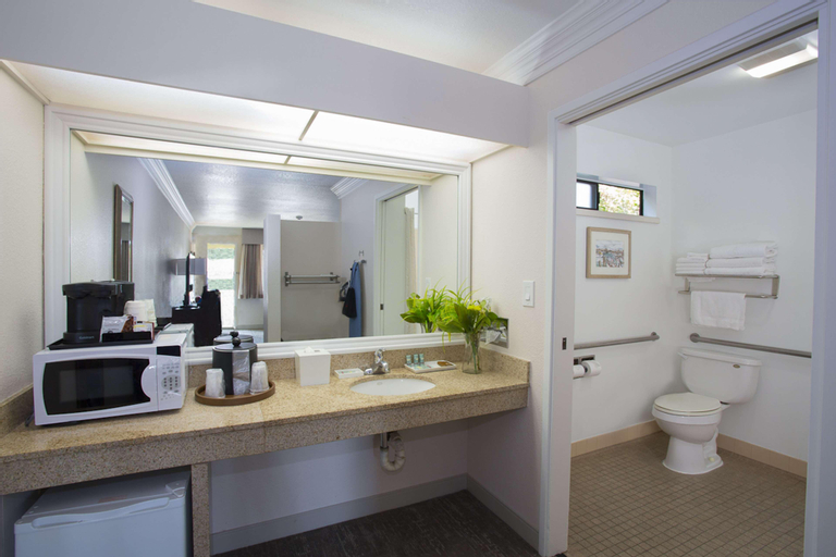 Bathroom 13