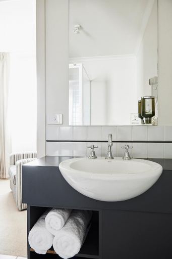 Bathroom 4, Plough Hotel, Melbourne