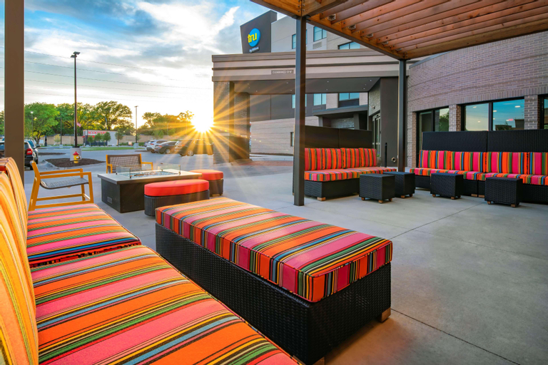 Exterior & Views 25