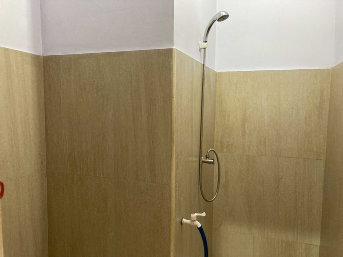 Bathroom 4, Flamboyan Homestay 1 Dieng Syariah RedPartner, Wonosobo