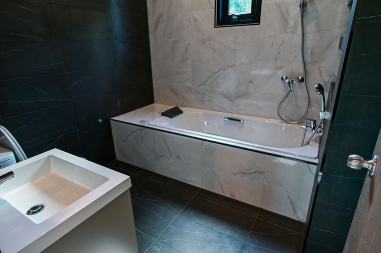 Bathroom 4, velaa pool villa, Tha Mai