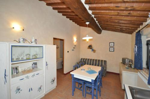 San Gimignano Apartment Sleeps 4 Air Con T241954, Siena