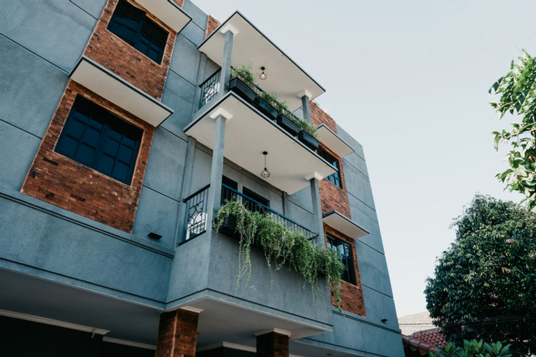 Exterior & Views 24