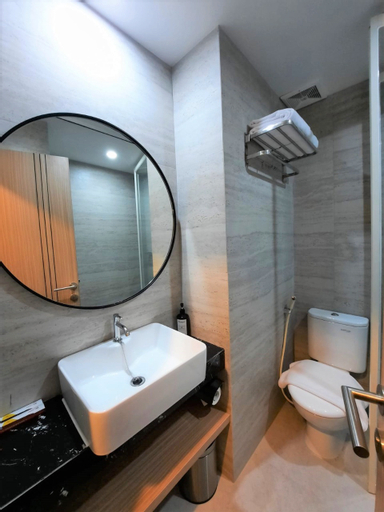 Bedroom 5, Front One King Hotel Tuban, Tuban