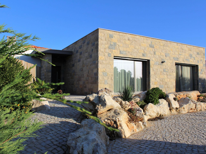 Spacious Villa in Salir de Mato with Private Pool, Terrace, Caldas da Rainha