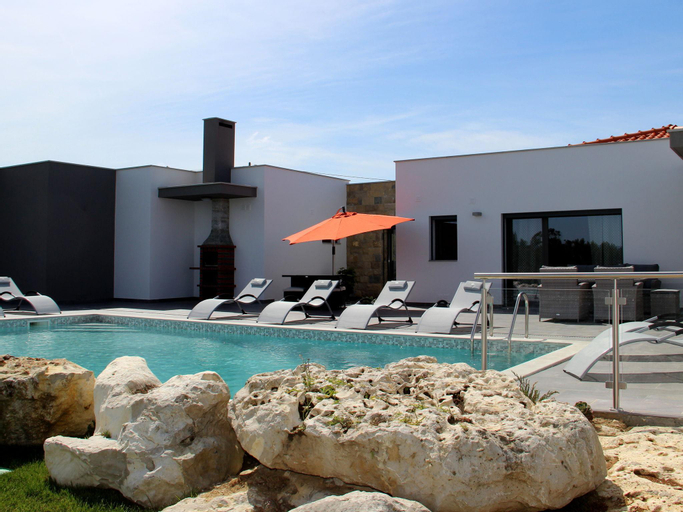 Spacious Villa in Salir de Mato with Private Pool, Terrace, Caldas da Rainha