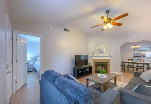 The cozy and newly furnished white townhouse!, Leon