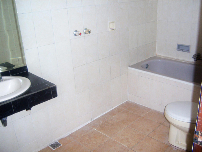 Bathroom, Tulips Hotel & Restaurant, Yogyakarta