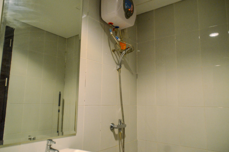 Bathroom 5, Compact and Modern Studio Room at Casa De Parco Apartment By Travelio, Tangerang