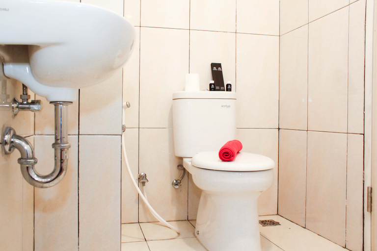 Bathroom 5, Stunning Grand Kamala Lagoon Studio Apartment By Travelio, Bekasi