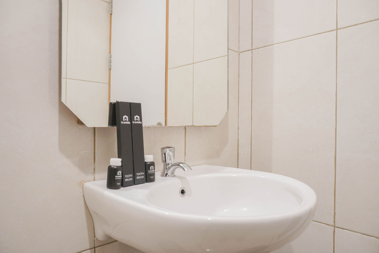 Bathroom 3, Enjoy Living at Studio Apartment The Nest Puri By Travelio, Tangerang