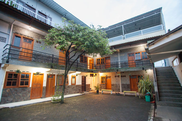 Exterior & Views, RedDoorz @ Pandan Inn Batu, Malang