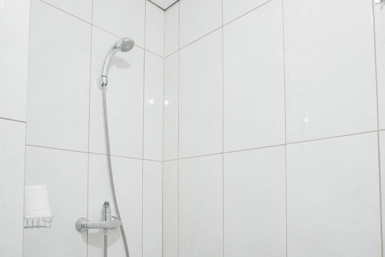 Bathroom 5, Stunning Studio Apartment The Nest Puri By Travelio, Tangerang
