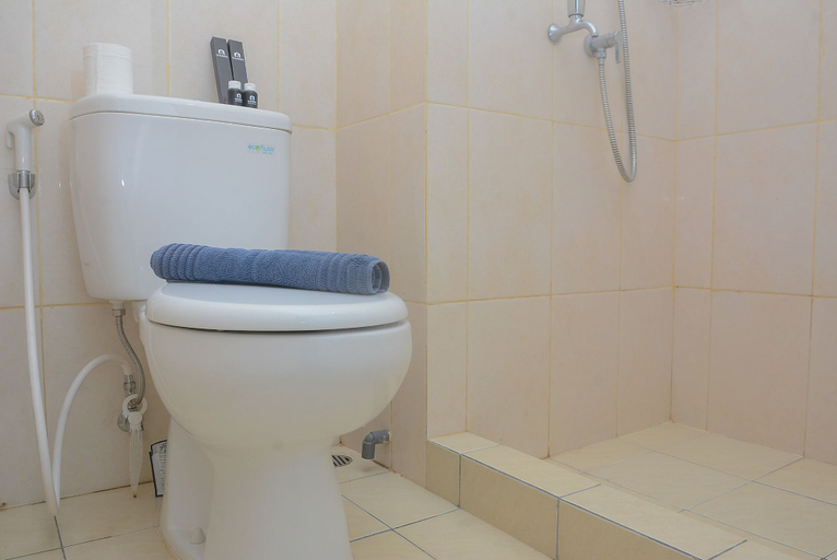 Bathroom 5, Elegant and Simply Studio Springlake Summarecon Apartment By Travelio, Bekasi