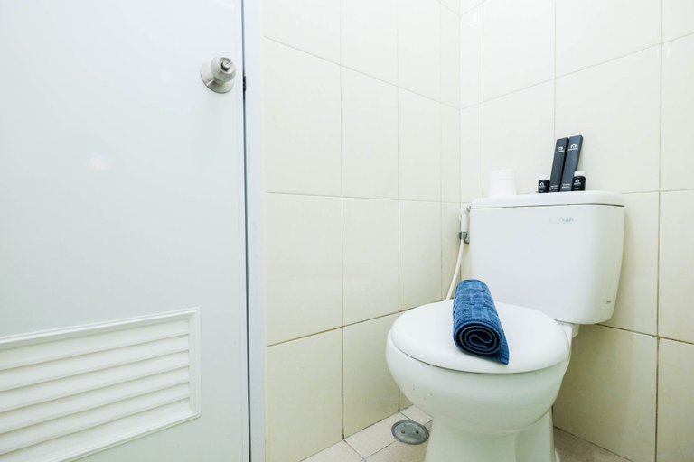 Bathroom 5, Simply Good Studio Room Apartment at Springlake Summarecon By Travelio, Bekasi