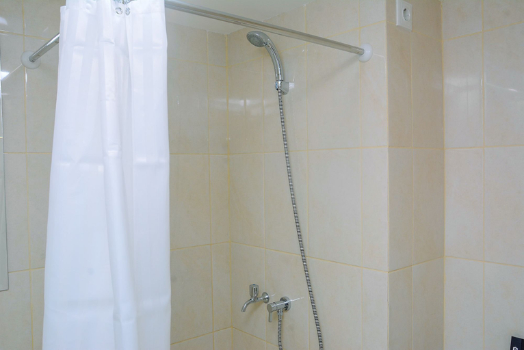 Bathroom 5, Best Studio with Pool View Springlake Summarecon Apartment By Travelio, Bekasi