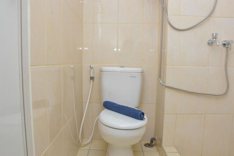 Bathroom 5, Simple and Comfort Studio at Springlake Summarecon Bekasi Apartment By Travelio, Bekasi