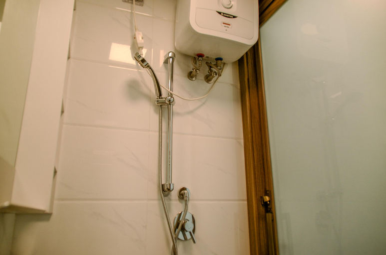 Bathroom 5, Comfortable Studio with Pool View at Sky House BSD Apartment By Travelio, Tangerang Selatan